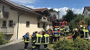 Mitarbeiter der Schreinerei haben den Brand an der CNC-Maschine bereits abl&ouml;schen k&ouml;nnen, die Feuerwehr hat den betroffenen Bereich noch mittels der W&auml;rmebildkamera auf weitere Glutnester kontrolliert.
