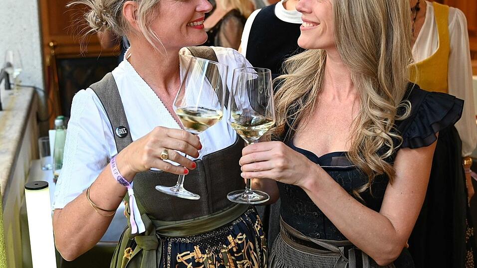 Sina Scherer (links) und Silke Völling veranstalten das lesbische WIesn-Event. Sina Scherer (links) und Silke Völling veranstalten das lesbische WIesn-Event.