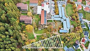 Die als schraffiertes Dreieck gekennzeichnete Fl&auml;che hat die Johannesbad-Fachklinik 2022 erworben, um ein neues Bettenhaus zu errichten. Daraus wurde jedoch nichts. Nun dient das Areal als Teil des Klinikgartens.