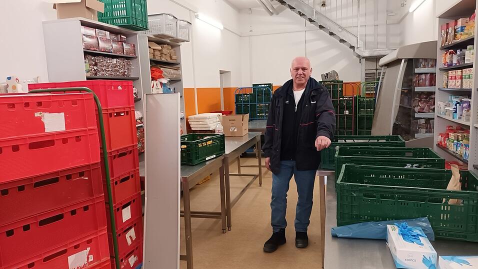 Tafel-Leiter Franz Christowiak freut sich, dass inzwischen die neuen Räume bezogen werden konnten. Hier werden die Kunden beim Durchgehen an einzelnen Lebensmittel-Stationen direkt bedient. Tafel-Leiter Franz Christowiak freut sich, dass inzwischen die neuen Räume bezogen werden konnten. Hier werden die Kunden beim Durchgehen an einzelnen Lebensmittel-Stationen direkt bedient.