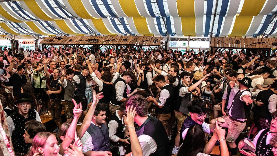 Die Partybilder vom Samstag, 16. August, aus dem Festzelt Reisinger. Die Partybilder vom Samstag, 16. August, aus dem Festzelt Reisinger.