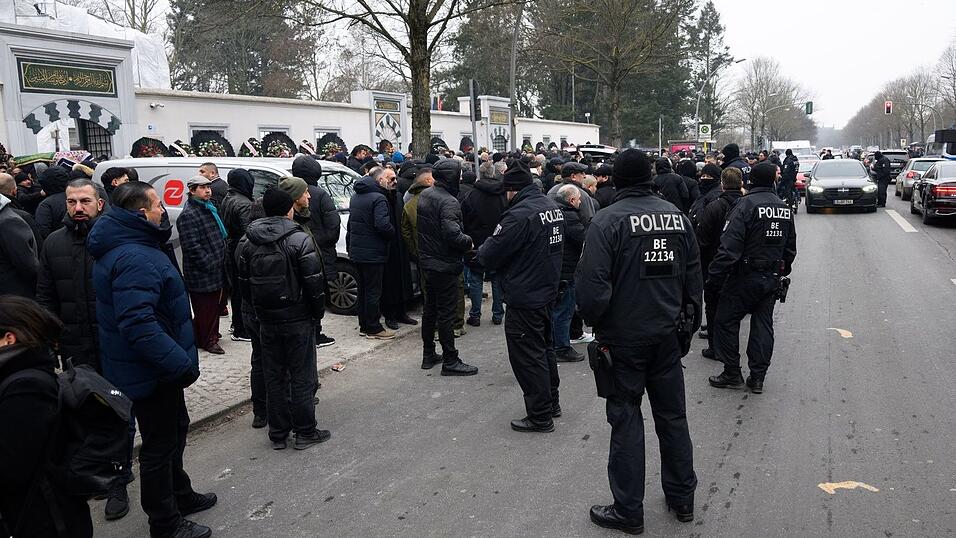 Zahlreiche Besucher kommen nach dem Trauergebet vor der Beerdigung eines 62-J&auml;hrigen aus der Neuk&ouml;llner Sehitlik-Moschee.
