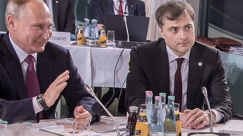 Jahrleang galt Wladislaw Surkow als einer der wichtigsten Berater von Kremlchef Wladimir Putin (l). (Archivbild) Jahrleang galt Wladislaw Surkow als einer der wichtigsten Berater von Kremlchef Wladimir Putin (l). (Archivbild)