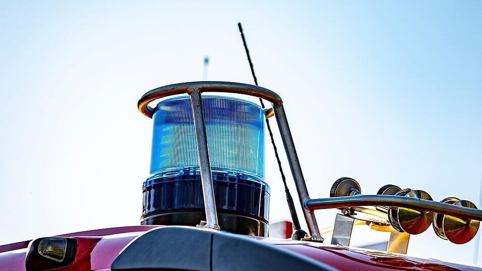 Auf dem Dach eines Einsatzfahrzeugs der Feuerwehr ist ein Blaulicht zu sehen.