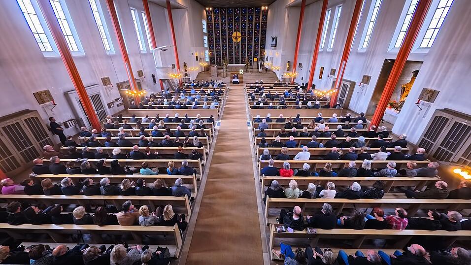 Letztes Geleit für eine Künstlerseele: Zuerst fand eine berührende Andacht in der Kirche St. Josef statt, im Anschluss dann die Beisetzung auf dem Friedhof St. Michael, an der ebenfalls viele Trauergäste teilnahmen. Letztes Geleit für eine Künstlerseele: Zuerst fand eine berührende Andacht in der Kirche St. Josef statt, im Anschluss dann die Beisetzung auf dem Friedhof St. Michael, an der ebenfalls viele Trauergäste teilnahmen.