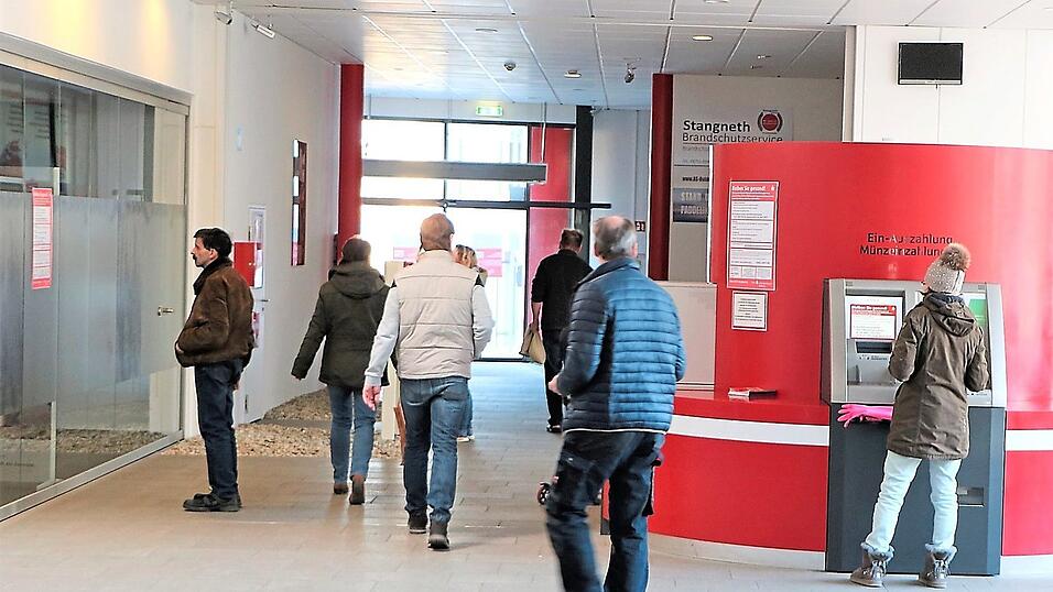 Viele Kunden standen gestern Vormittag in der Mainburger Sparkasse vor verschlossenen Schaltern. Nur die SB-Bereiche sind weiter in Betrieb.&nbsp;