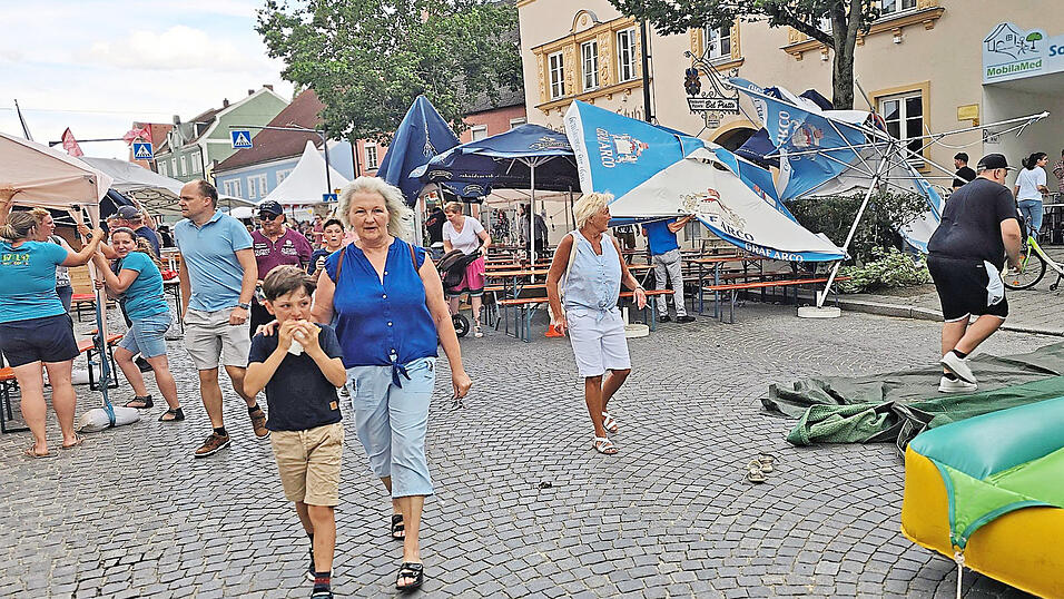 Kurz nach Beginn des Geiselhöringer Bürgerfestes kam das Unwetter. Doch ein ganz harter Kern lies sich nicht vom Feiern abhalten und hielt bis in die Morgenstunden durch. Kurz nach Beginn des Geiselhöringer Bürgerfestes kam das Unwetter. Doch ein ganz harter Kern lies sich nicht vom Feiern abhalten und hielt bis in die Morgenstunden durch.