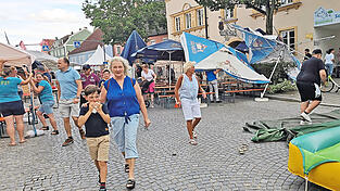 Kurz nach Beginn des Geiselhöringer Bürgerfestes kam das Unwetter. Doch ein ganz harter Kern lies sich nicht vom Feiern abhalten und hielt bis in die Morgenstunden durch. Kurz nach Beginn des Geiselhöringer Bürgerfestes kam das Unwetter. Doch ein ganz harter Kern lies sich nicht vom Feiern abhalten und hielt bis in die Morgenstunden durch.