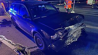 Beide Fahrzeuge sind nach dem Unfall nicht mehr fahrbereit und müssen abgeschleppt werden.