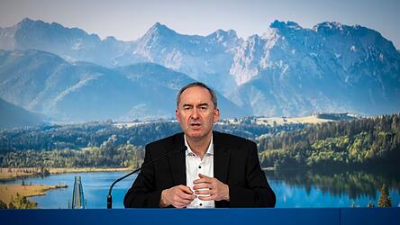 Jetzt m&uuml;sse laut dem bayerischen Wirtschaftsminister Hubert Aiwanger &uuml;berwacht werden, dass die Steuersenkungen beim Spritpreis auch beim Endverbraucher ank&auml;men.