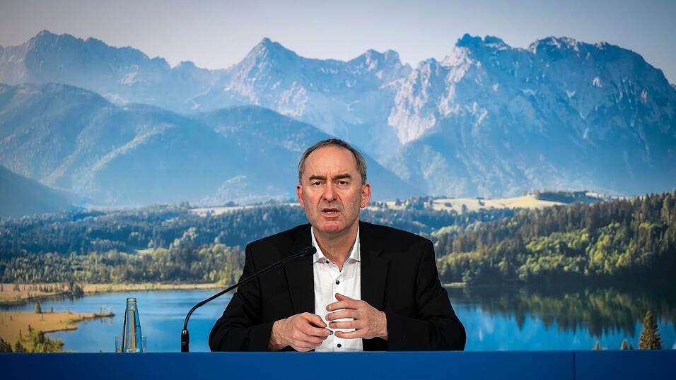 Jetzt müsse laut dem bayerischen Wirtschaftsminister Hubert Aiwanger überwacht werden, dass die Steuersenkungen beim Spritpreis auch beim Endverbraucher ankämen. Jetzt müsse laut dem bayerischen Wirtschaftsminister Hubert Aiwanger überwacht werden, dass die Steuersenkungen beim Spritpreis auch beim Endverbraucher ankämen.