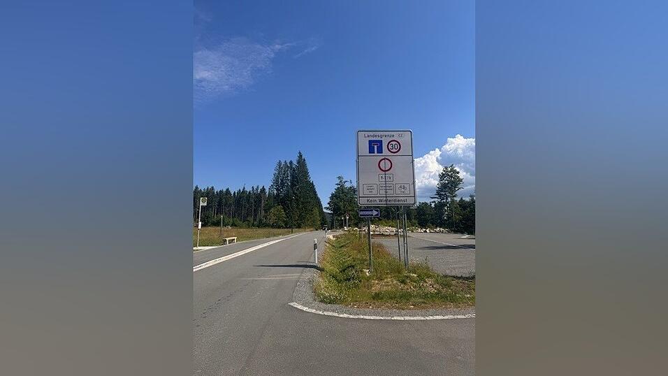 Hier geht's nicht weiter, sagt das Schild am Wistlberg. Mancher Autofahrer hält sich trotzdem nicht daran. 