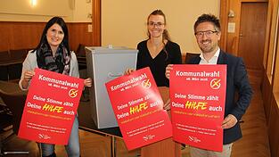 Auf Hilfe aus der Bevölkerung an den Wahlurnen hoffen die zweite Wahlleiterin Tanja Ringlstetter (v. l.) Wahlsachbearbeiterin Ramona Laubmeier und Wahlleiter Alexander Oswald.