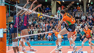 Aufgrund des achten Sieges in Serie blicken die Spielerinnen von NawaRo Straubing (in Orange) um Maia Rackel (Nummer sechs) dem Spitzenspiel gegen die Raben Vilsbiburg mit Selbstvertrauen entgegen.