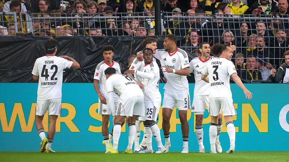 Eintracht Frankfurt jubelt &uuml;ber das fr&uuml;he 1:0.