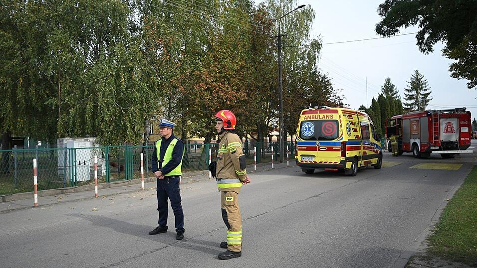 Polens Regierung geht nach einer Serie von Messerattacken in Schulen nicht von einer organisierten Gruppe von T&auml;tern aus.