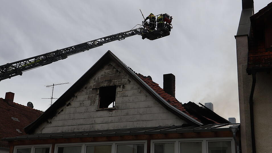 Hunderte Einsatzkräfte waren vor Ort, um die Flammen zu bekämpfen.