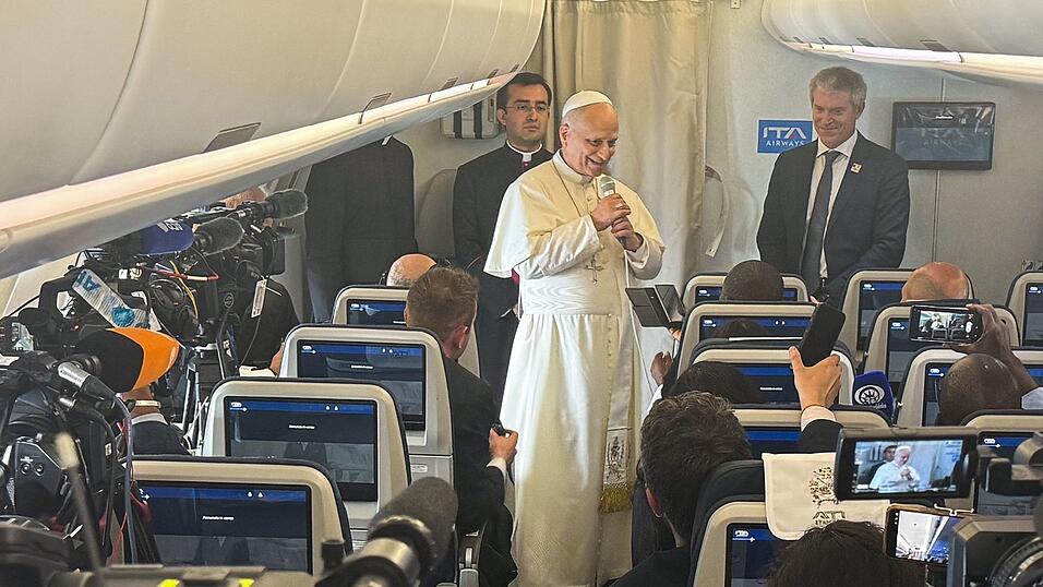 Der Papst kam im Flugzeug zu den mitreisenden Journalisten. Der Papst kam im Flugzeug zu den mitreisenden Journalisten.