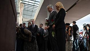 Minister Bilger (l, CDU) und Bahnchefin Palla verneigen sich im ehrenden Gedenken. Minister Bilger (l, CDU) und Bahnchefin Palla verneigen sich im ehrenden Gedenken.