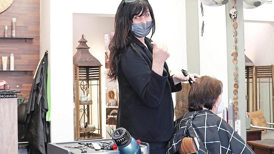 Friseurin Sonja Schuderer: 'Die passende Frisur gehört einfach zum Wohlbefinden dazu!' Friseurin Sonja Schuderer: 'Die passende Frisur gehört einfach zum Wohlbefinden dazu!'