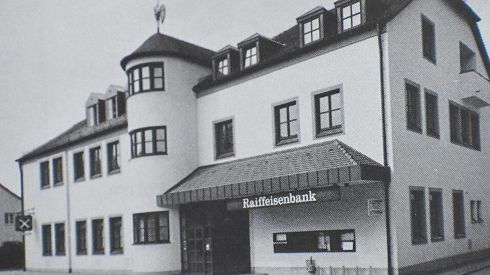 So sah der Neubau der Raiffeisenbank rund um das Jahr 1980 aus. So sah der Neubau der Raiffeisenbank rund um das Jahr 1980 aus.