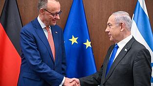 Friedrich Merz (l.) trifft w&auml;hrend seiner Israel-Reise im Vorjahr Benjamin Netanjahu, Ministerpr&auml;sident von Israel.