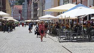 Wie lange die Au&szlig;engastronomie ge&ouml;ffnet sein darf, h&auml;ngt von verschiedenen Faktoren ab. In der weitl&auml;ufigen Altstadt etwa d&uuml;rfe grunds&auml;tzlich bis 24 Uhr betrieben werden, in den engen Gassen sei wegen der &bdquo;Trichterwirkung&ldquo; um 22 Uhr Schluss, sagt Ordnungsamtsleiter Benedikt Neumeier.