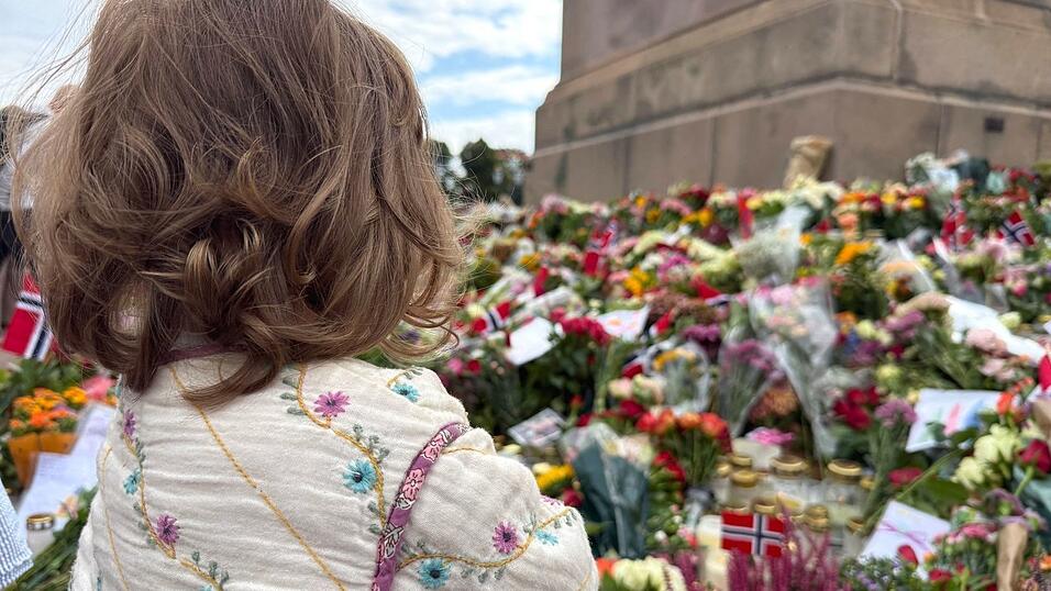 Auch die einjährige Lara hat Blumen für den König abgelegt. Auch die einjährige Lara hat Blumen für den König abgelegt.