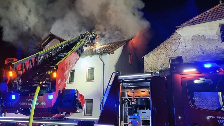 Bis in den Morgen hinein waren die Einsatzkr&auml;fte besch&auml;ftigt, um den Brand zu l&ouml;schen.
