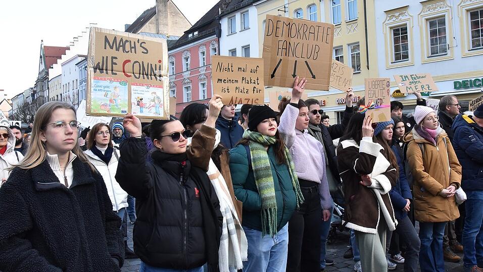 Zahlreiche Menschen haben am Sonntag an der Kundgebung vom Straubinger Bündnis 'Wir sind bunt' teilgenommen.