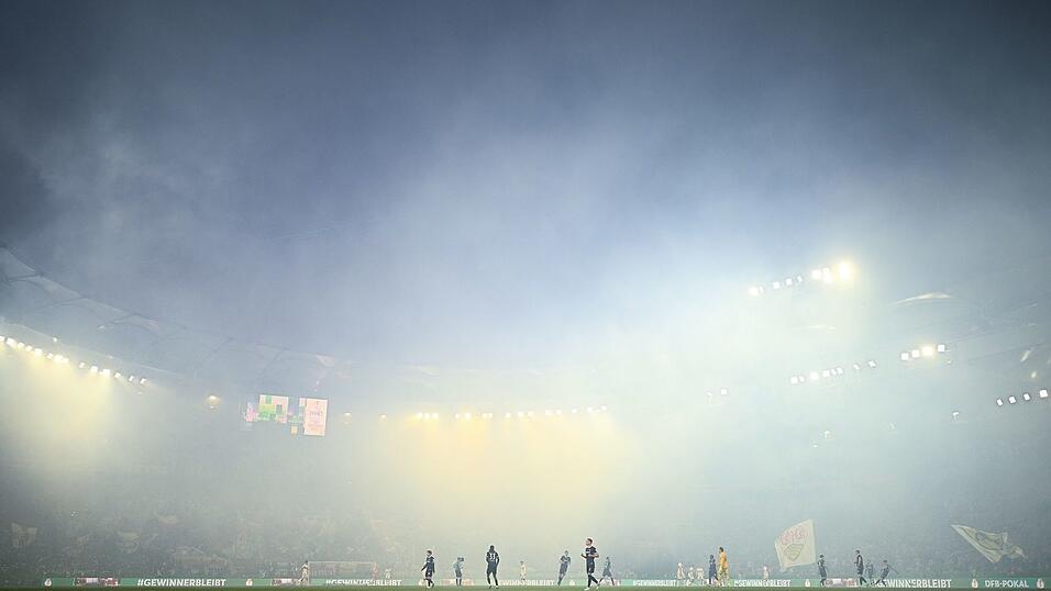 Pyrotechnik verz&ouml;gerte den Anpfiff um wenige Minuten.