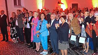 Stehende Ovationen gab es am Ende und die Zugabe wurde lange gefordert.