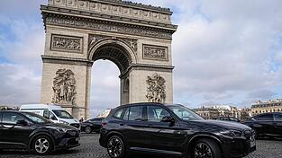 SUVs zahlen in Paris deutlich höhere Parkgebühren. (Archivbild)