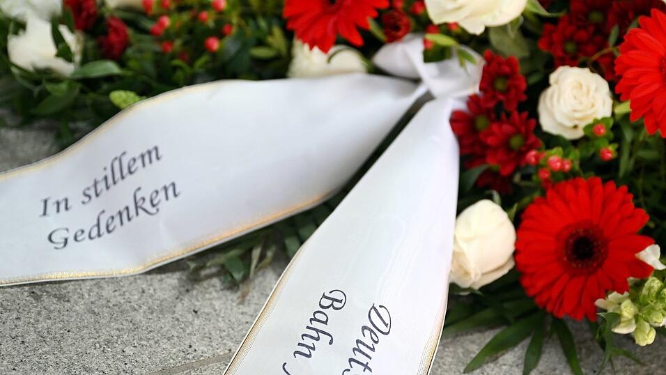 Zum Jahrestag hatte die Bahn Blumen niedergelegt. (Archivbild)