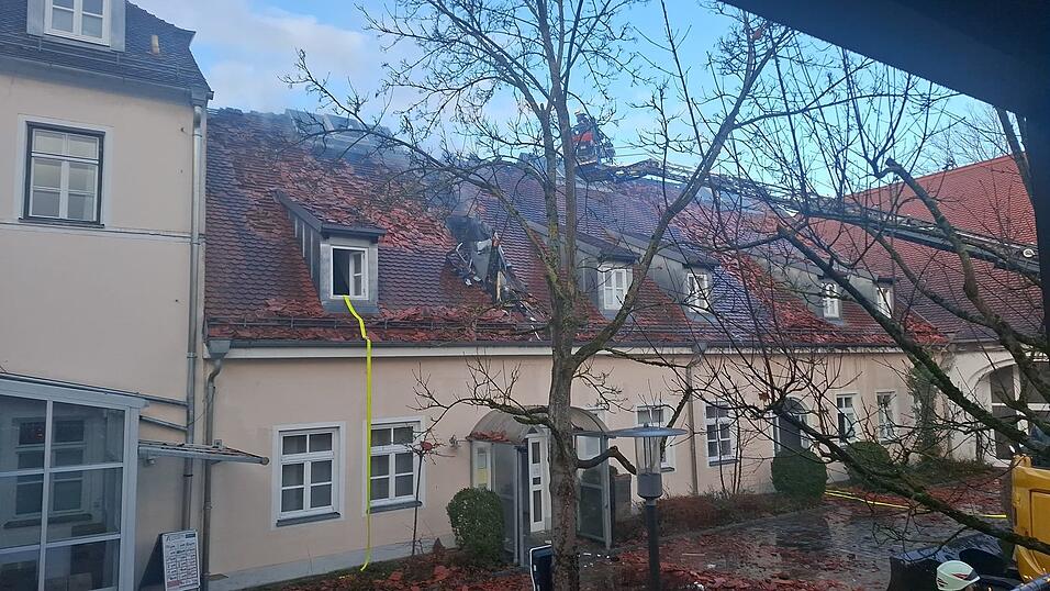 Der Geb&auml;udeteil, in dem die Gemeinschaftspraxis Mengkofen untergebracht war, brannte vollst&auml;ndig aus.