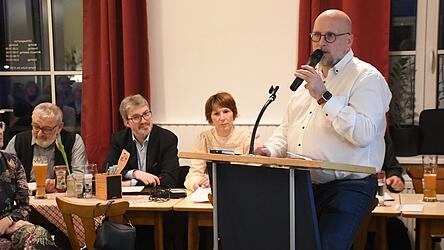 Stephan Priller bei seinem Gesch&auml;ftsbericht mit (von links) B&uuml;rgermeisterin Sibylle Entwistle, Schriftf&uuml;hrer Rudolf Stadl&ouml;der, Referent Daniel Baumgartner und Museumsleiterin Annika Jan&szlig;en-Keilholz.