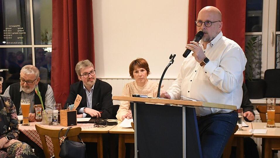 Stephan Priller bei seinem Gesch&auml;ftsbericht mit (von links) B&uuml;rgermeisterin Sibylle Entwistle, Schriftf&uuml;hrer Rudolf Stadl&ouml;der, Referent Daniel Baumgartner und Museumsleiterin Annika Jan&szlig;en-Keilholz.