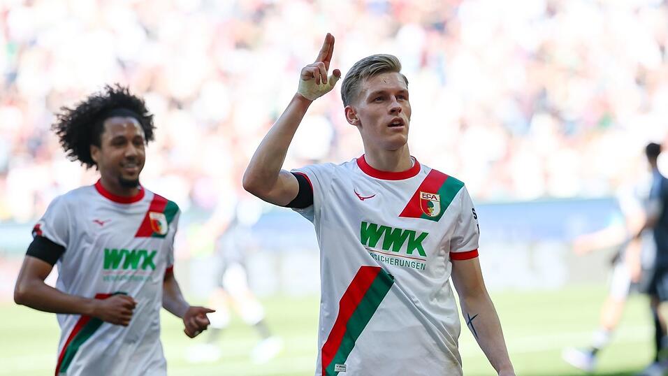 Anton Kade (r) l&auml;sst die Augsburger gegen Frankfurt jubeln.
