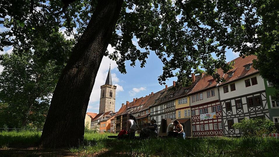 Die Erfurter Krämerbrücke gehört zu den Touristen-Attraktionen in Thüringens Landeshauptstadt. (Archivbild) Die Erfurter Krämerbrücke gehört zu den Touristen-Attraktionen in Thüringens Landeshauptstadt. (Archivbild)