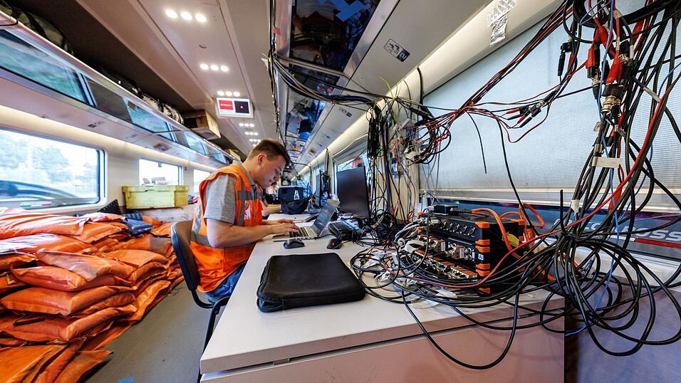 In einem Waggon ist ein Testlabor eingerichtet. In einem Waggon ist ein Testlabor eingerichtet.