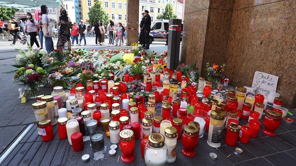 Blumen und Kerzen vor dem abgesperrten Kaufhaus in der Würzburger Innenstadt für die Opfer nach einer Messerattacke. Blumen und Kerzen vor dem abgesperrten Kaufhaus in der Würzburger Innenstadt für die Opfer nach einer Messerattacke.