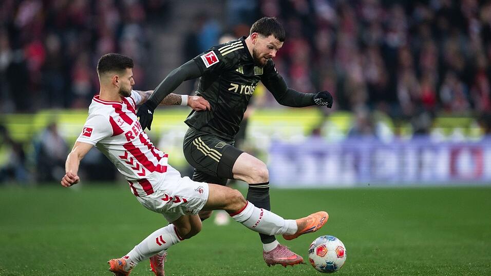 K&ouml;lns Tom Krau&szlig; (l) und Union Berlins Oliver Burke k&auml;mpfen um den Ball.