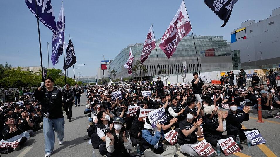 Mitglieder der Gewerkschaft von Samsung Electronics demonstrieren im April vor dem Computerchip-Komplex des Unternehmens im s&uuml;dkoreanischen Pyeongtaek f&uuml;r h&ouml;here Pr&auml;mien.
