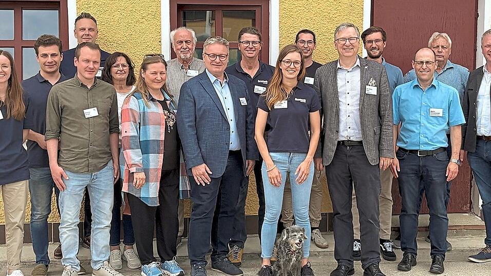 Die Teilnehmer der Veranstaltung mit Landtagsabgeordnetem Josef Zellmeier (Mitte) und den Geschäftsführern von Farmtastic Dominik Freiherr von Poschinger-Bray (hinten, 3. v. l.) und Jürgen Schwarzensteiner (9. v. l.) sowie BBV-Kreisobmann Franz Schreyer (r.) und Dr. Annette Dietmaier (7. v. r.) diskutierten mögliche Lösungen. Die Teilnehmer der Veranstaltung mit Landtagsabgeordnetem Josef Zellmeier (Mitte) und den Geschäftsführern von Farmtastic Dominik Freiherr von Poschinger-Bray (hinten, 3. v. l.) und Jürgen Schwarzensteiner (9. v. l.) sowie BBV-Kreisobmann Franz Schreyer (r.) und Dr. Annette Dietmaier (7. v. r.) diskutierten mögliche Lösungen.