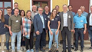Die Teilnehmer der Veranstaltung mit Landtagsabgeordnetem Josef Zellmeier (Mitte) und den Gesch&auml;ftsf&uuml;hrern von Farmtastic Dominik Freiherr von Poschinger-Bray (hinten, 3. v. l.) und J&uuml;rgen Schwarzensteiner (9. v. l.) sowie BBV-Kreisobmann Franz Schreyer (r.) und Dr. Annette Dietmaier (7. v. r.) diskutierten m&ouml;gliche L&ouml;sungen.