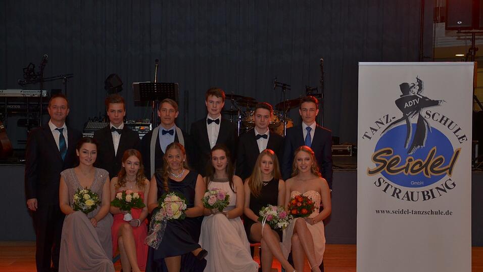 Die Bilder vom Abschlussball der Tanzschule Seidel in der Fraunhofer-Halle am 28. November. Die Bilder vom Abschlussball der Tanzschule Seidel in der Fraunhofer-Halle am 28. November.