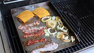 100 Prozent Röstaromen auf dem Burger? Anja Auer empfiehlt dafür eine Feuerplatte, die man einfach auf den Grillrost auflegt.