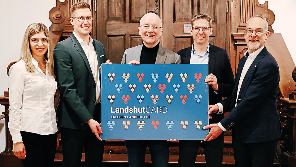 Freuen sich auf die Einf&uuml;hrung der Landshut-Card (von links): City-Managerin Nathalie Sommer, Michael Mayr, Marketingleiter der Sparkasse Landshut, Oberb&uuml;rgermeister Alexander Putz, WTC-Schatzmeister und Vorstandsmitglied Thomas K&uuml;ffner und Thomas Gedeck, Anzeigenleitung Innendienst der 'Landshuter Zeitung'.