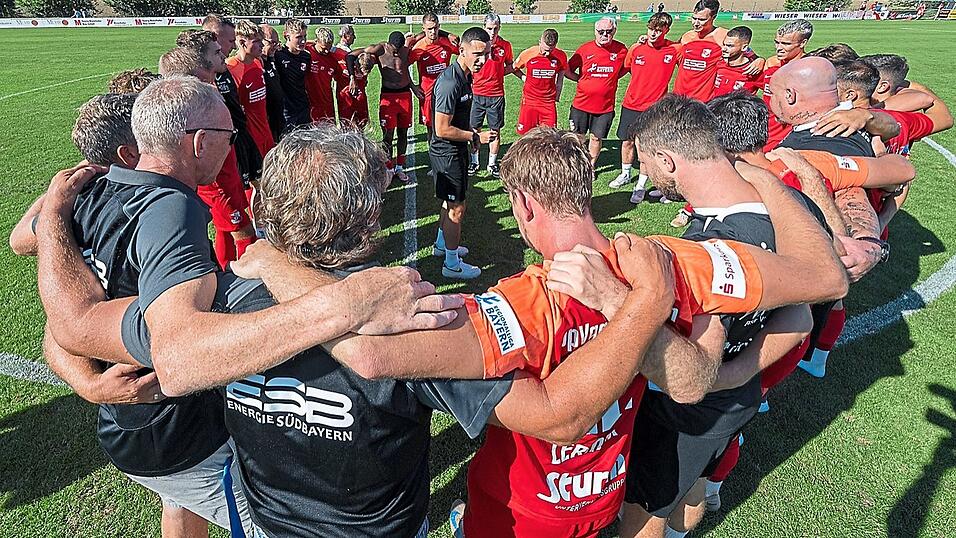 Nach dem 2:1-Heimsieg der SpVgg Hankofen am vergangenen Wochenende gegen Ansbach schwört Spielertrainer Tobias Beck (Mitte) die Mannschaft auf die kommenden, nicht weniger wichtigen Spiele gegen die zweiten Mannschaften zweier großer bayerischer Klubs ein: am Samstag beim 1. FC Nürnberg II und am nächsten Freitag daheim gegen den FC Bayern München II. Nach dem 2:1-Heimsieg der SpVgg Hankofen am vergangenen Wochenende gegen Ansbach schwört Spielertrainer Tobias Beck (Mitte) die Mannschaft auf die kommenden, nicht weniger wichtigen Spiele gegen die zweiten Mannschaften zweier großer bayerischer Klubs ein: am Samstag beim 1. FC Nürnberg II und am nächsten Freitag daheim gegen den FC Bayern München II.