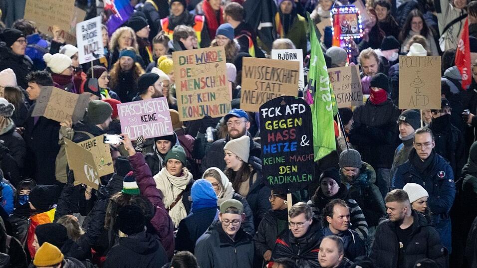 Die Teilnehmer de Demos hatten zahlreiche Plakate dabei.